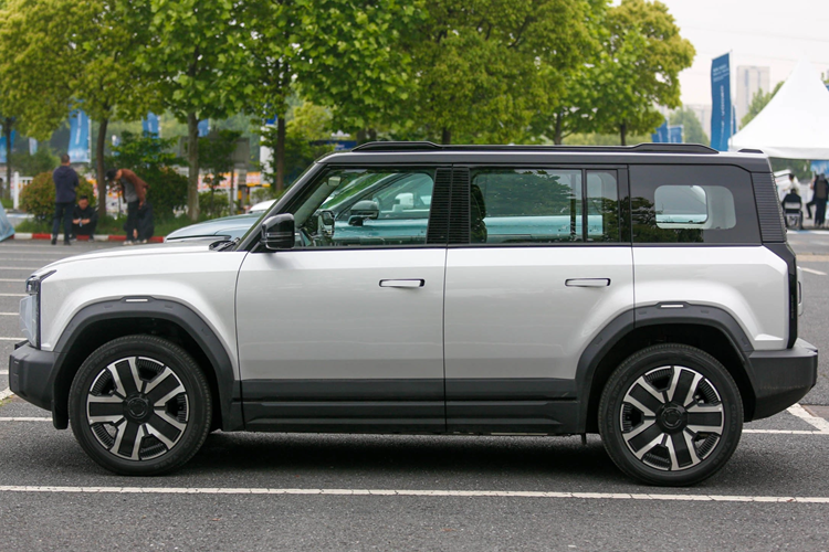 Những chi tiết ngoại thất màu đen như cản trước, ốp cua ốp, nẹp sườn xe, các cột, nóc, baga nóc, ốp gương chiếu hậu và cản sau mang đến vẻ ngoài khỏe khoắn cho xe. Tùy theo phiên bản, xe sẽ dùng vành 18 inch hoặc 19 inch. Bên trong Jaecoo J6 là không gian nội thất 2 hàng ghế với 5 chỗ ngồi.