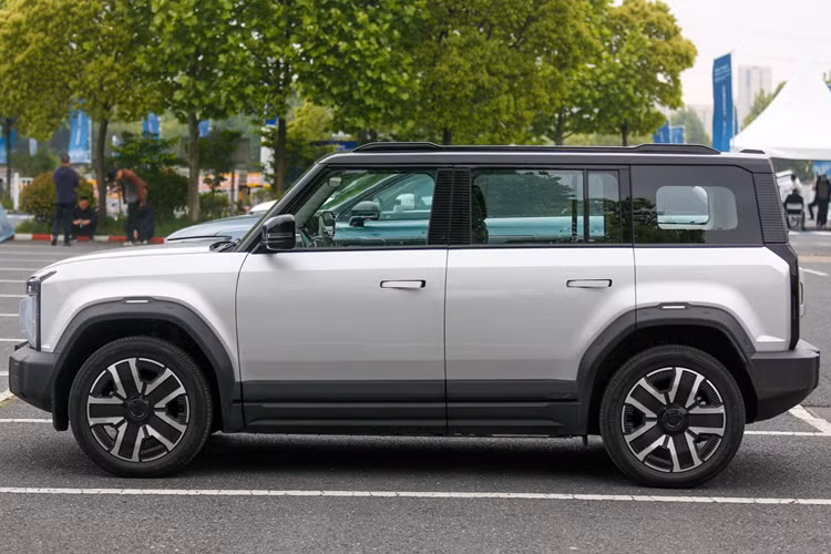 Những chi tiết ngoại thất màu đen như cản trước, ốp cua ốp, nẹp sườn xe, các cột, nóc, baga nóc, ốp gương chiếu hậu và cản sau mang đến vẻ ngoài khỏe khoắn cho xe. Tùy theo phiên bản, xe sẽ dùng vành 18 inch hoặc 19 inch. Bên trong Jaecoo J6 là không gian nội thất 2 hàng ghế với 5 chỗ ngồi.