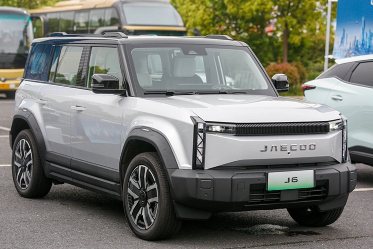 Như vậy, mẫu xe này có kích thước nằm giữa phân khúc SUV cỡ B và cỡ C. Là mẫu ô tô điện nhắm đến đối tượng khách hàng trẻ trong độ tuổi từ 25 - 35, Jaecoo J6 sở hữu thiết kế vuông vức, gợi liên tưởng đến SUV hạng sang Land Rover Defender. Tại thị trường Trung Quốc, mẫu xe này được gọi bằng cái tên khác là Chery iCar 03.
