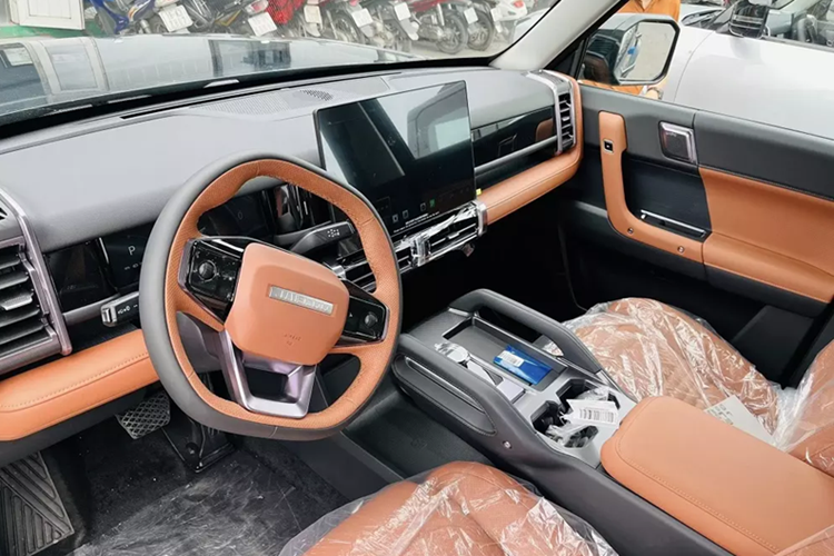 Tại đây, xe sở hữu mặt táp-lô 2 tầng, vô lăng vát 2 đầu, tích hợp các phím chức năng, cửa gió điều hòa cỡ lớn và cụm điều khiển trung tâm với thiết kế lơ lửng, cho phép di chuyển linh hoạt giữa 2 ghế trước.