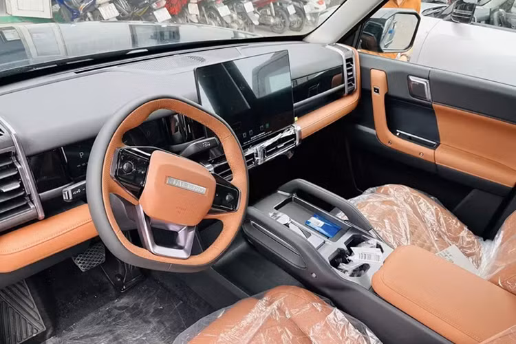 Tại đây, xe sở hữu mặt táp-lô 2 tầng, vô lăng vát 2 đầu, tích hợp các phím chức năng, cửa gió điều hòa cỡ lớn và cụm điều khiển trung tâm với thiết kế lơ lửng, cho phép di chuyển linh hoạt giữa 2 ghế trước.