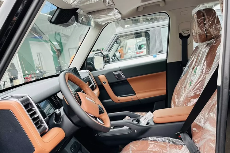 Trang bị tiện nghi của xe khá phong phú với bảng đồng hồ kỹ thuật số 9,2 inch, màn hình cảm ứng trung tâm có kích thước lên đến 15,6 inch với các trò chơi điện tử và ứng dụng hát karaoke, 2 sạc điện thoại không dây 50W cũng như hệ thống ra lệnh bằng giọng nói 4 vùng, có thể dùng để điều khiển phần lớn các tính năng.