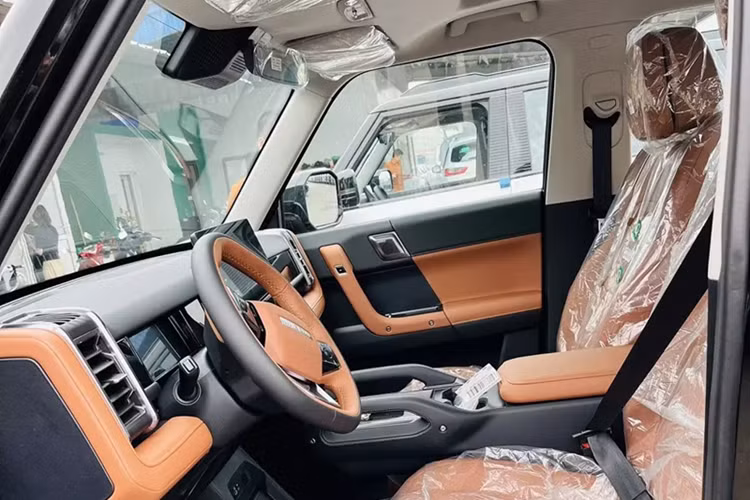 Trang bị tiện nghi của xe khá phong phú với bảng đồng hồ kỹ thuật số 9,2 inch, màn hình cảm ứng trung tâm có kích thước lên đến 15,6 inch với các trò chơi điện tử và ứng dụng hát karaoke, 2 sạc điện thoại không dây 50W cũng như hệ thống ra lệnh bằng giọng nói 4 vùng, có thể dùng để điều khiển phần lớn các tính năng.