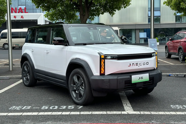 Bên cạnh đó là 3 loại pin LFP với dung lượng 50,63 kWh, 63,69 kWh và 68,77 kWh, mang đến phạm vi di chuyển dao động từ 401 - 501 km, tùy theo phiên bản. Xe có thể dùng sạc chậm AC 6,6 kW và sạc nhanh DC với công suất sạc 60 kW, 80 kW hoặc 85 kW. Thời gian sạc pin từ 30% lên 80% bằng sạc nhanh là khoảng 30 phút.