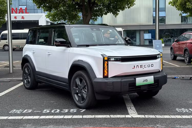 Bên cạnh đó là 3 loại pin LFP với dung lượng 50,63 kWh, 63,69 kWh và 68,77 kWh, mang đến phạm vi di chuyển dao động từ 401 - 501 km, tùy theo phiên bản. Xe có thể dùng sạc chậm AC 6,6 kW và sạc nhanh DC với công suất sạc 60 kW, 80 kW hoặc 85 kW. Thời gian sạc pin từ 30% lên 80% bằng sạc nhanh là khoảng 30 phút.