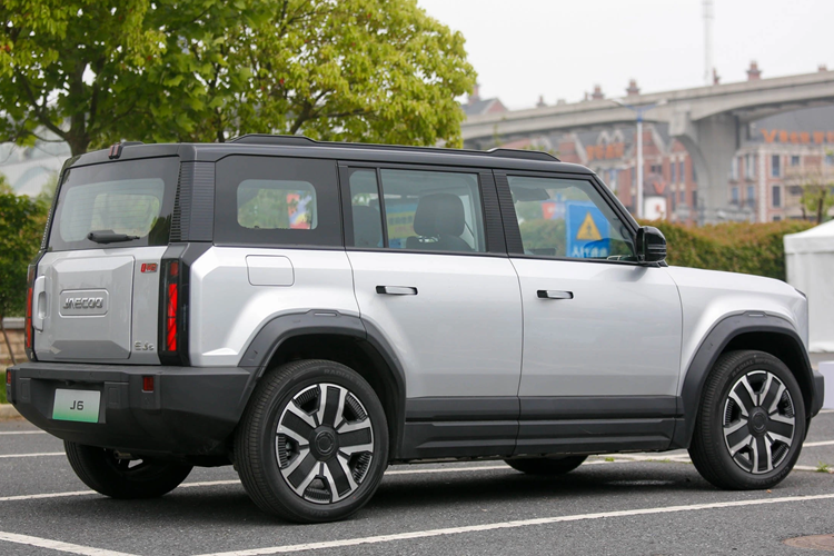 Hiện Omoda &amp; Jaecoo Việt Nam đang bán 3 mẫu xe ở thị trường nước ta, bao gồm Omoda C5, Jaecoo J7 và Jaecoo J7 PHEV. Cả 3 mẫu xe này đều thuộc phân khúc SUV cỡ B và dùng động cơ xăng hoặc hệ truyền động hybrid sạc điện.