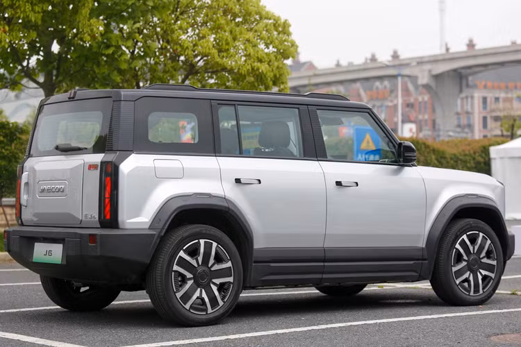 Hiện Omoda &amp; Jaecoo Việt Nam đang bán 3 mẫu xe ở thị trường nước ta, bao gồm Omoda C5, Jaecoo J7 và Jaecoo J7 PHEV. Cả 3 mẫu xe này đều thuộc phân khúc SUV cỡ B và dùng động cơ xăng hoặc hệ truyền động hybrid sạc điện.