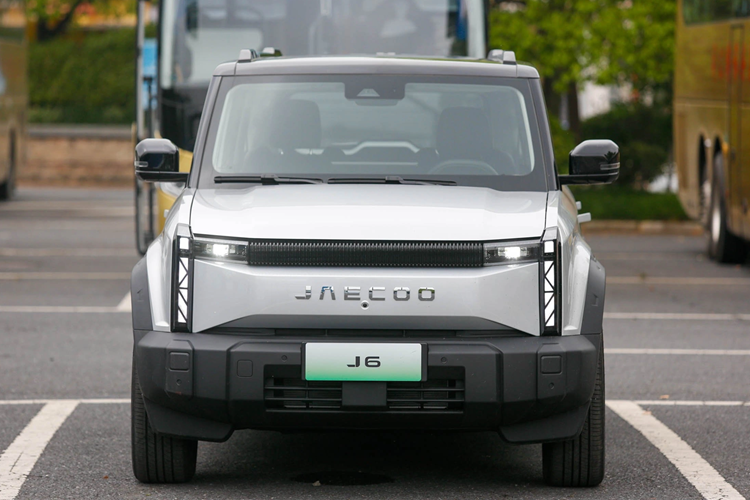 Do đó, xe có nhiều chi tiết ngoại thất hình chữ "i" như đèn pha và đèn hậu nằm dọc. Ngoài ra, Jaecoo J6 còn được trang bị ốp cua lốp nổi bật, tay nắm cửa ẩn, 2 đèn phanh trên cao mang phong cách xe đua Công thức 1 và hộp chứa đồ như chiếc ba lô nằm trên cửa cốp sau.