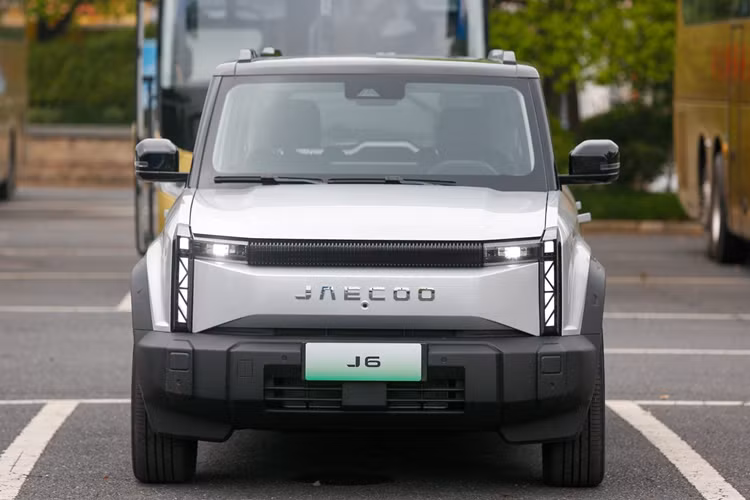 Do đó, xe có nhiều chi tiết ngoại thất hình chữ "i" như đèn pha và đèn hậu nằm dọc. Ngoài ra, Jaecoo J6 còn được trang bị ốp cua lốp nổi bật, tay nắm cửa ẩn, 2 đèn phanh trên cao mang phong cách xe đua Công thức 1 và hộp chứa đồ như chiếc ba lô nằm trên cửa cốp sau.