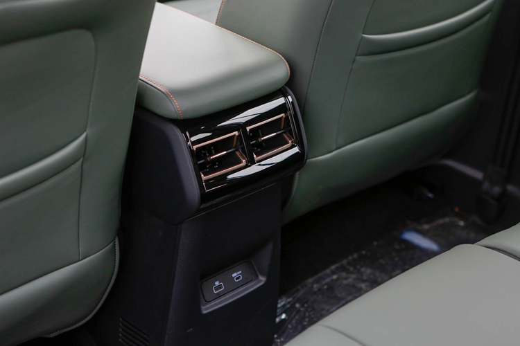 Hiện chưa rõ Jaecoo J6 tại Việt Nam sẽ dùng động cơ nào. Trong khi đó, tại Trung Quốc, xe sở hữu cả phiên bản động cầu cầu sau RWD và dẫn động 4 bánh AWD. Phiên bản RWD chỉ có 1 mô-tơ điện mạnh 184 mã lực và 220 Nm. Hai con số tương ứng của phiên bản AWD là 279 mã lực và 385 Nm.