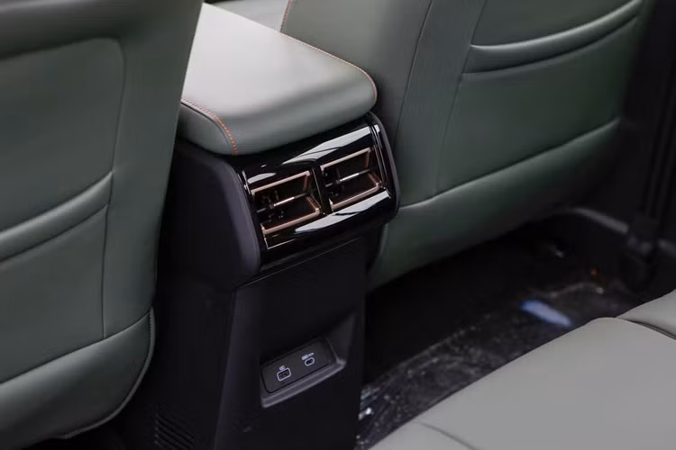 Hiện chưa rõ Jaecoo J6 tại Việt Nam sẽ dùng động cơ nào. Trong khi đó, tại Trung Quốc, xe sở hữu cả phiên bản động cầu cầu sau RWD và dẫn động 4 bánh AWD. Phiên bản RWD chỉ có 1 mô-tơ điện mạnh 184 mã lực và 220 Nm. Hai con số tương ứng của phiên bản AWD là 279 mã lực và 385 Nm.