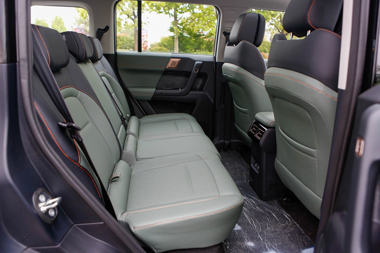 Chưa hết, xe còn có phanh tay điện tử, tự động giữ phanh tạm thời, điều hòa tự động 2 vùng độc lập, hệ thống âm thanh Infinity 12 loa, cửa sổ trời toàn cảnh với diện tích 1,2 m2, sưởi vô lăng/ghế, ghế lái nhớ vị trí/massage/làm mát, ghế phụ lái chỉnh điện, rèm che nắng, đèn viền trang trí nội thất 64 màu, hệ thống cảnh báo áp suất lốp, hệ thống hỗ trợ lái thông minh có thể nhớ lộ trình và hỗ trợ đỗ xe thông minh.