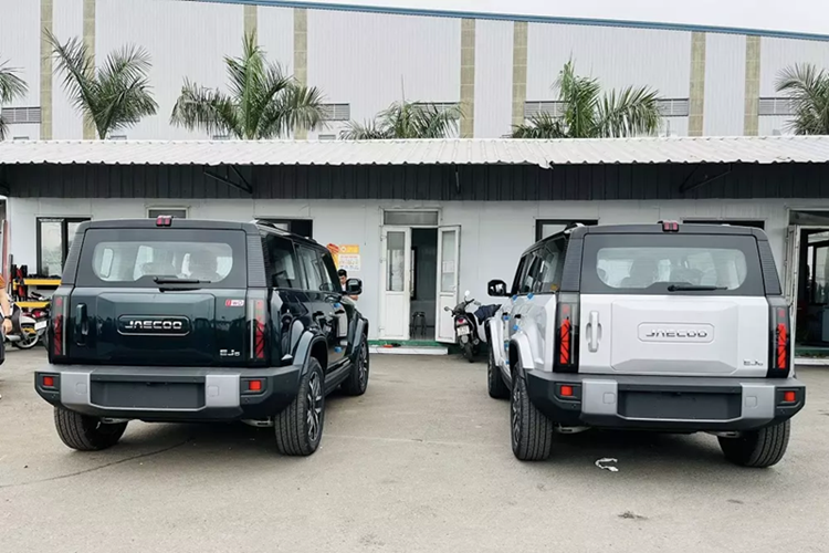 Trước Việt Nam, SUV điện Jaecoo J6 EV 2025 đã ra mắt một số thị trường Đông Nam Á như Thái Lan và Malaysia. Đây là mẫu xe tiếp theo của thương hiệu Jaecoo trực thuộc hãng Chery, sau J7 và J8. Jaecoo J6 sở hữu kích thước dài x rộng x cao lần lượt 4.406 x 1.910 x 1.715 mm và chiều dài cơ sở 2.715 mm.