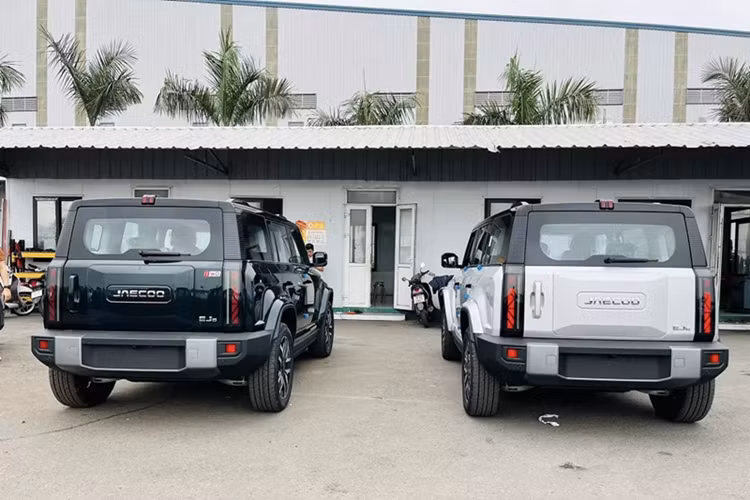 Trước Việt Nam, SUV điện Jaecoo J6 EV 2025 đã ra mắt một số thị trường Đông Nam Á như Thái Lan và Malaysia. Đây là mẫu xe tiếp theo của thương hiệu Jaecoo trực thuộc hãng Chery, sau J7 và J8. Jaecoo J6 sở hữu kích thước dài x rộng x cao lần lượt 4.406 x 1.910 x 1.715 mm và chiều dài cơ sở 2.715 mm.