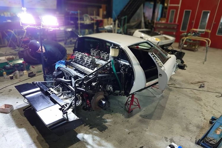 Lamborghini Miura được trang bị động cơ V12 hút khí tự nhiên dung tích 3.9L. Với cấu hình đặt ngang, động cơ này có công suất từ 350 mã lực trên phiên bản P400, và lên đến 385 mã lực đối với bản hiệu năng cao Miura SV.