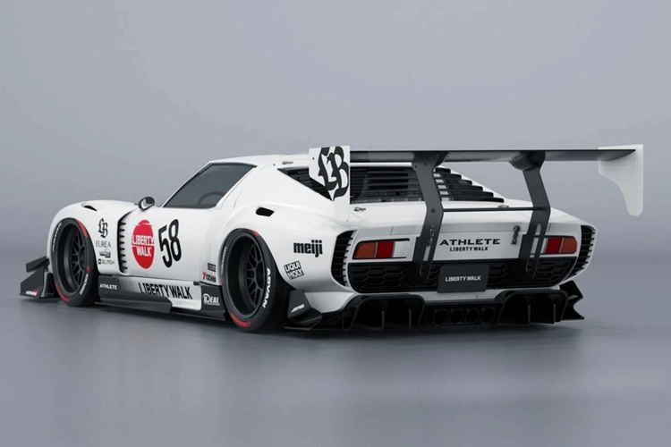 Điểm nổi bật của gói độ này là cánh gió cỡ lớn, được cố định vào phần dưới của đuôi xe. Chi tiết này chỉ đóng vai trò trang trí thay vì có chức năng khí động học.