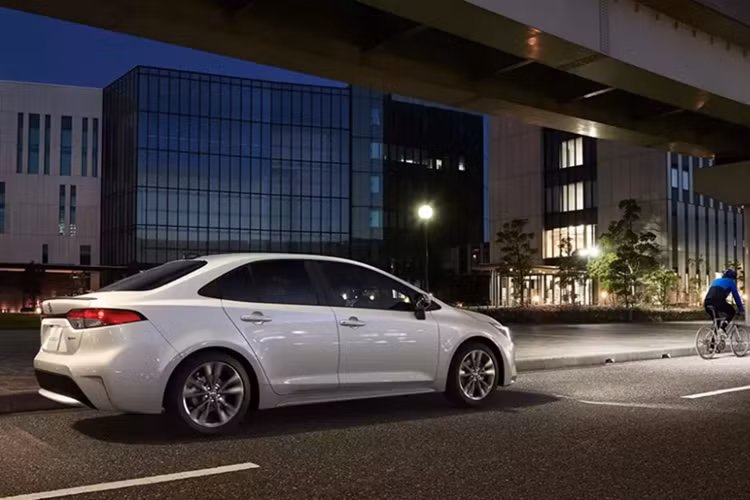 Theo hãng, việc loại bỏ hoàn toàn Toyota Corolla bản máy xăng thông thường của tại Nhật Bản là một phần trong nỗ lực lớn hơn nhằm hướng tới trung hòa carbon. Điều này đồng nghĩa với việc người mua sẽ chỉ có một lựa chọn duy nhất dưới nắp ca-pô, đó là động cơ hybrid với máy xăng 1.8L.