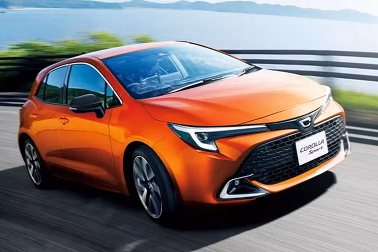 Phiên bản Sport của Toyota Corolla Hatchback nâng cấp nhẹ đã được mở bán từ ngày 9/5. Trong khi đó, các bản sedan và Touring sẽ bán ra từ ngày 19/5. Tại thị trường Nhật Bản, Toyota Corolla 2025 có giá dao động từ 2.279.200 - 3.416.600 Yên (khoảng 410 - 615 triệu đồng). So với phiên bản cũ, xe đã tăng giá đáng kể, từ 11.200 - 226.600 (khoảng 2 - 41 triệu đồng).