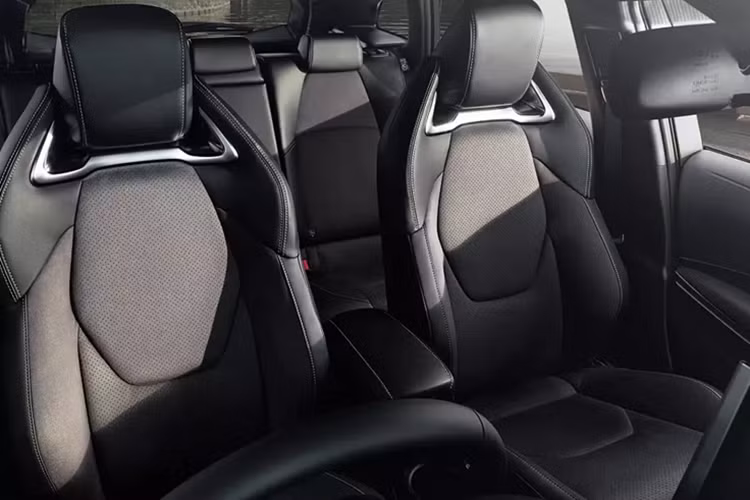 Các bổ sung mới dành cho Toyota Corolla 2025 ở Nhật Bản bao gồm camera hành trình phía trước và sau tích hợp chức năng ghi hình cũng như chìa khóa kỹ thuật số. Những trang bị này giờ đây được cung cấp tiêu chuẩn cho phần lớn các phiên bản của xe