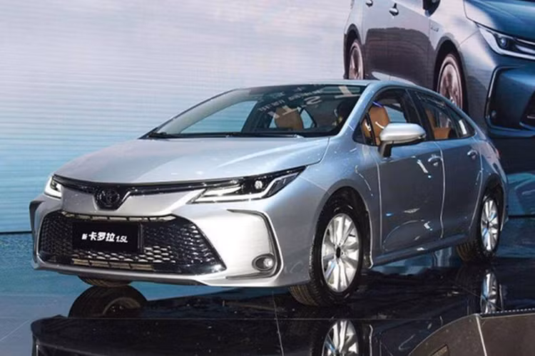 Toyota cũng bổ sung nhiều công nghệ hỗ trợ lái xe như cảnh báo điểm mù, hỗ trợ mở cửa an toàn và phanh hỗ trợ đỗ xe cho "gà đẻ trứng vàng" này. Phiên bản G vốn có cả kiểu dáng sedan và wagon (Touring) được trang bị thêm đèn sương mù LED cùng bộ mâm hợp kim nhôm 16 inch mới.