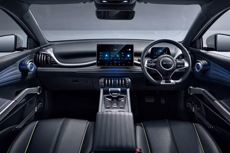 Một thay đổi không thể nhìn thấy là pin 12 volt, đã được chuyển từ bộ axit chì sang bộ lithium sắt phosphate. Pin điện áp thấp mới được cho là nhẹ hơn 6 lần và có tuổi thọ 15 năm.