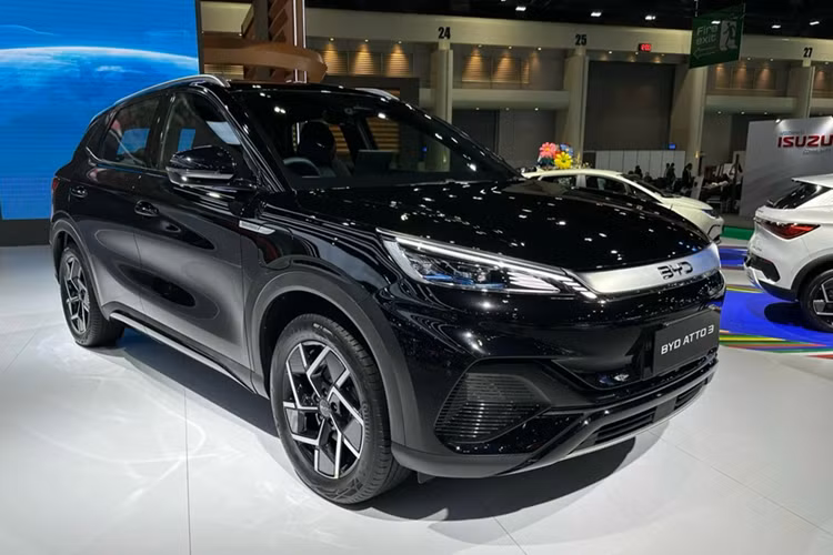 Hai lựa chọn pin Blade vẫn còn - bộ pin 49,92 kWh cung cấp phạm vi hoạt động được đánh giá theo WLTP là 345 km và bộ pin 60,48 kWh cho phép xe di chuyển tới 420 km chỉ với một lần sạc. Tốc độ sạc bằng bộ sạc nhanh DC cũng vẫn bị giới hạn ở mức lần lượt là 70 kW và 88 kW.