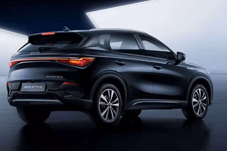 Ngoài ra, cabin không thay đổi so với phiên bản 2024, nghĩa là vẫn có màn hình cảm ứng 15,6 inch có thể xoay, cụm đồng hồ kỹ thuật số nhỏ 5 inch và bộ chọn số thông thường trên bảng điều khiển trung tâm.