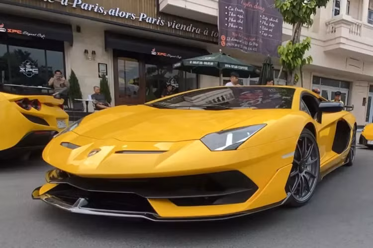 Những ngày Tết Nguyên đán 2025, giới mê xe tại TP HCM có dịp được chứng kiến rất nhiều siêu xe độc lạ ra đường, 1 trong số đó có chiếc siêu xe giới hạn Lamborghini Aventador SVJ của đại gia Jacky tái xuất.