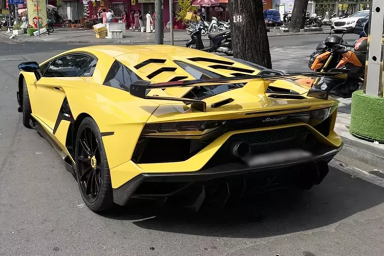 Chiếc Lamborghini Aventador SVJ này sau vài tháng dán bộ áo màu xanh đậm nhám đã trở về màu sơn nguyên bản. Đây là 1 trong số rất ít các siêu xe Lamborghini Aventador SVJ hàng xịn ở Việt Nam. 