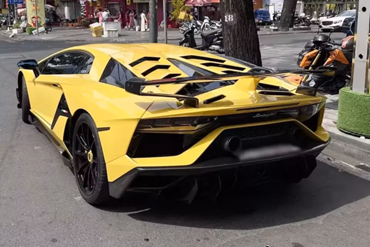 Chiếc Lamborghini Aventador SVJ này sau vài tháng dán bộ áo màu xanh đậm nhám đã trở về màu sơn nguyên bản. Đây là 1 trong số rất ít các siêu xe Lamborghini Aventador SVJ hàng xịn ở Việt Nam. 