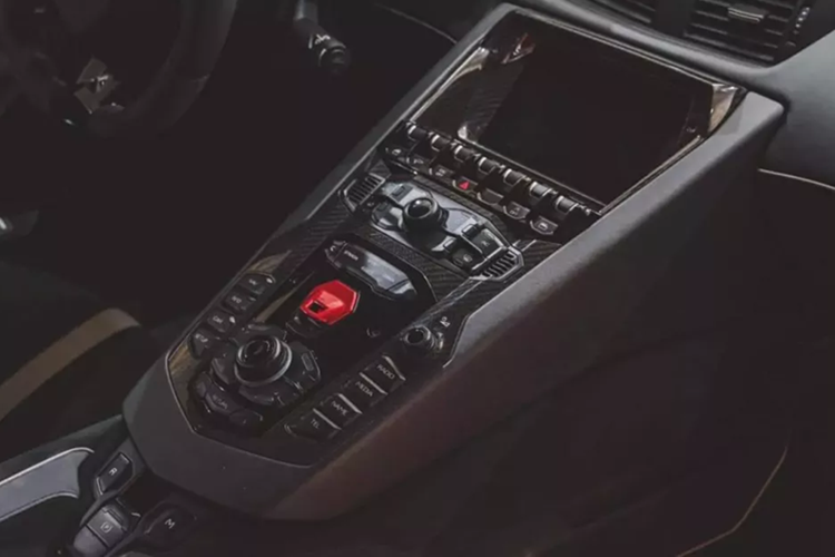 Về tiểu sử của chiếc siêu xe Lamborghini Aventador SVJ bản giới hạn này, xe được khui công tại Việt Nam vào ngày 20 tháng 11 năm 2020, sau đó, 1 đại gia bí ẩn ở Gò Vấp, người sau này rất nổi tiếng khi mua McLaren 765LT và Ferrari SF90 Stradale đầu tiên ở Việt Nam, hay Porsche 918 Spyder, đã mang về.