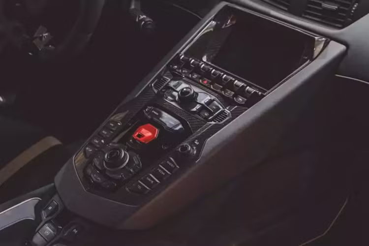 Về tiểu sử của chiếc siêu xe Lamborghini Aventador SVJ bản giới hạn này, xe được khui công tại Việt Nam vào ngày 20 tháng 11 năm 2020, sau đó, 1 đại gia bí ẩn ở Gò Vấp, người sau này rất nổi tiếng khi mua McLaren 765LT và Ferrari SF90 Stradale đầu tiên ở Việt Nam, hay Porsche 918 Spyder, đã mang về.