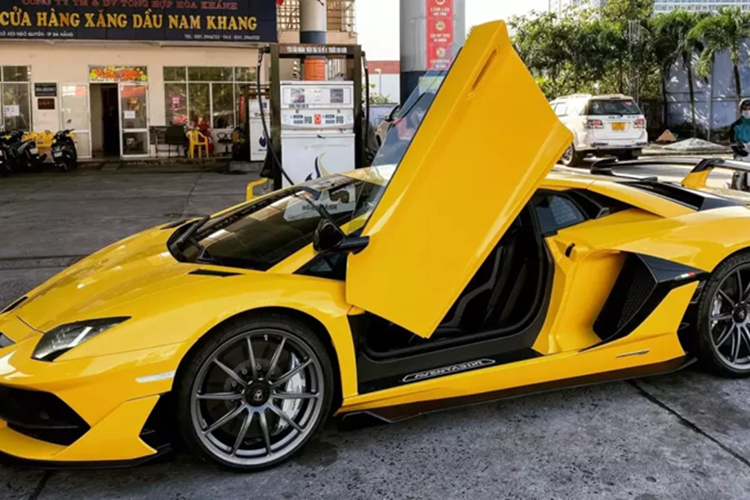 Nhờ đó, phiên bản giới hạn Lamborghini Aventador SVJ có khả năng tăng tốc từ vị trí xuất phát lên 100 km/h chỉ trong thời gian 2,8 giây. Vận tốc tối đa của siêu xe này là 350 km/h. Vào thời điểm khi mới về Việt Nam và đóng đủ các loại thuế, giá xe Lamborghini Aventador SVJ tới hơn 2,3 triệu USD (trên 53 tỷ đồng).