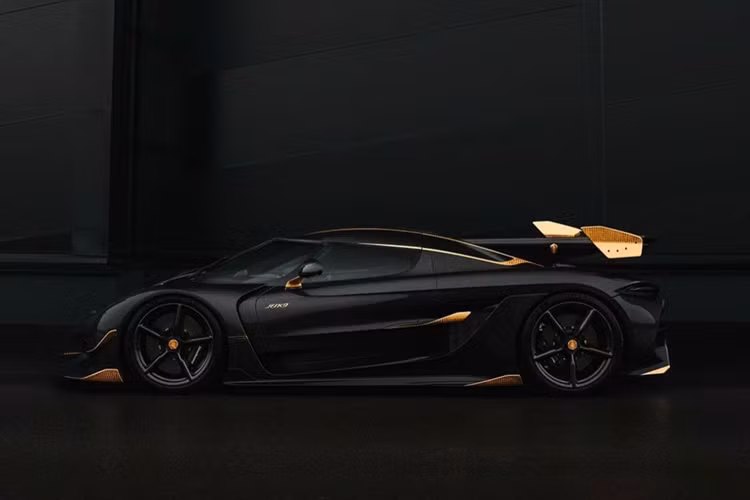 Siêu xe megcar Koenigsegg Jesko chỉ sử dụng khối động cơ xăng V8, tăng áp kép, dung tích 5.0 lít nhưng lại sản sinh ra công suất tối đa lên đến 1.603 mã lực nếu như chủ nhân đổ xăng nhiên liệu sinh học E85.