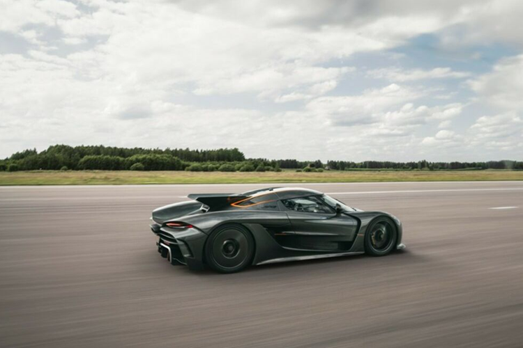 Các đại gia mua xe Koenigsegg Jesko chính hãng phải bắt đầu từ mức giá bán 2,8 triệu đô la chưa có tùy chọn, nếu khách hàng chọn đầy đủ cấu hình cho Koenigsegg Jesko, mức giá đắt nhất phải bỏ ra có thể trên 3,5 triệu đô la.