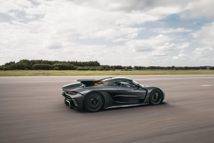 Các đại gia mua xe Koenigsegg Jesko chính hãng phải bắt đầu từ mức giá bán 2,8 triệu đô la chưa có tùy chọn, nếu khách hàng chọn đầy đủ cấu hình cho Koenigsegg Jesko, mức giá đắt nhất phải bỏ ra có thể trên 3,5 triệu đô la.