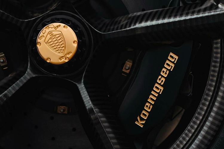 Toàn bộ sức mạnh của xe Koenigsegg Jesko sẽ được truyền đến hộp số 9 cấp mới có tên gọi Lightning Speed Transmission, nhờ đó, siêu phẩm này có thể tăng tốc từ vị trí xuất phát lên 100 km/h chỉ 2,5 giây trước khi lao đến con số tốc độ tối đa khủng khiếp lên đến 482 km/h.