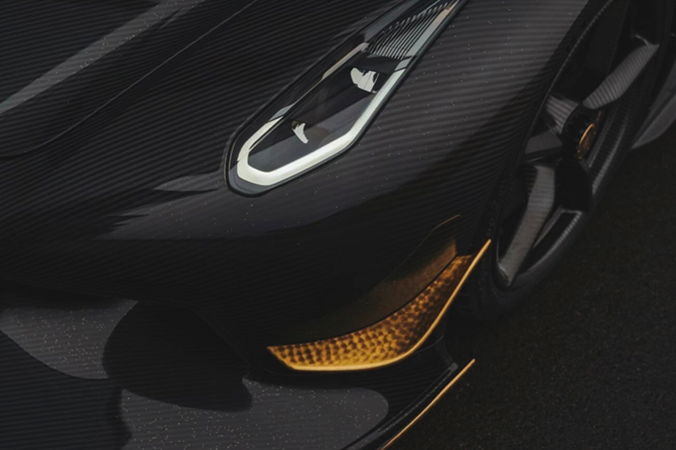 Còn nếu đổ xăng A98, công suất tối đa của Koenigsegg Jesko chỉ là 1.281 mã lực. Mô-men xoắn cực đại của Koenigsegg Jesko là 1.500 Nm.