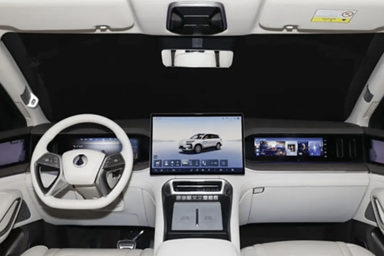 Denza N9 có cấu hình 7 ghế ngồi với hàng ghế thứ hai là dạng ghế thuyền trưởng độc lập có thể gập phẳng để tạo thành một chiếc giường cho hành trình dài. Xe được trang bị 3 màn hình lớn với màn hình cảm ứng lớn 17,3 inch, màn hình hiển thị thông tin trên kính chắn gió HUD, vô lăng đa chức năng bốn chấu và hệ thống âm thanh có thể thu vào.