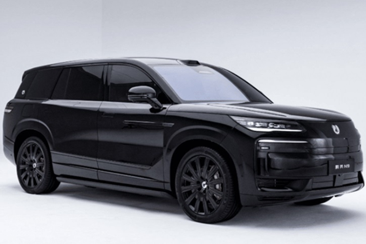 Nền tảng này mang đến khả năng đánh lái độc lập bánh sau nhờ motor kép, hệ thống treo khí nén giúp xe ổn định hơn… mẫu xe SUV BYD Denza N9 sở hữu kích thước chiều dài x rộng x cao lần lượt là 5.258 x 2.030 x 1.830 mm và chiều dài cơ sở 3.125 mm.