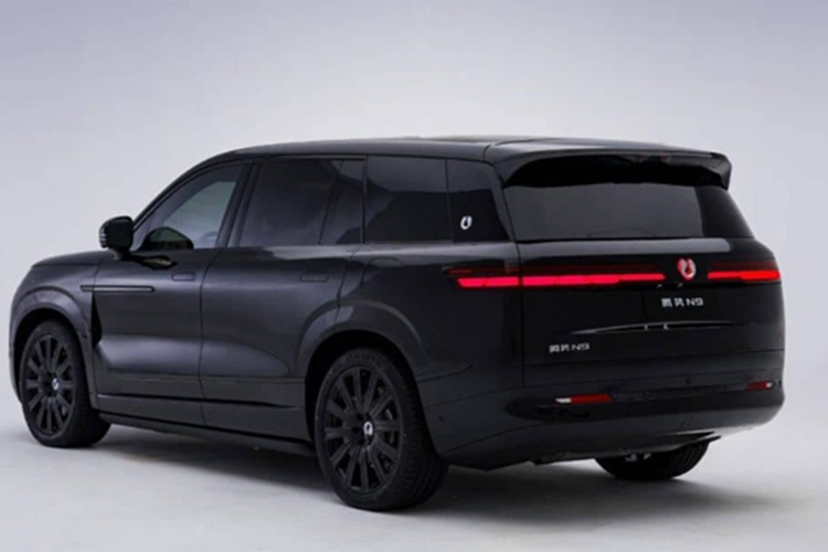 Xe gây ấn tượng với thiết kế khỏe khoắn, thời thượng, đi cùng loạt trang bị khá hiện đại như: LiDAR trên nóc xe, 2 gương chiếu hậu dạng kỹ thuật số, tay nắm cửa dạng ẩn và bộ mâm đa chấu cỡ lớn.