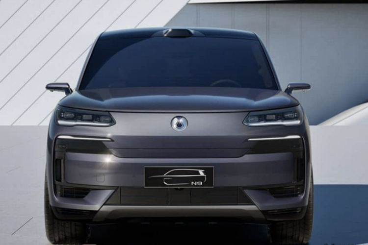 Trong khi đó bản PHEV sẽ được bổ sung động cơ xăng 2.0L, đi kèm bộ pin 47 kWh giúp xe có thể di chuyển lên đến 165 km mà không tốn giọt xăng nào.