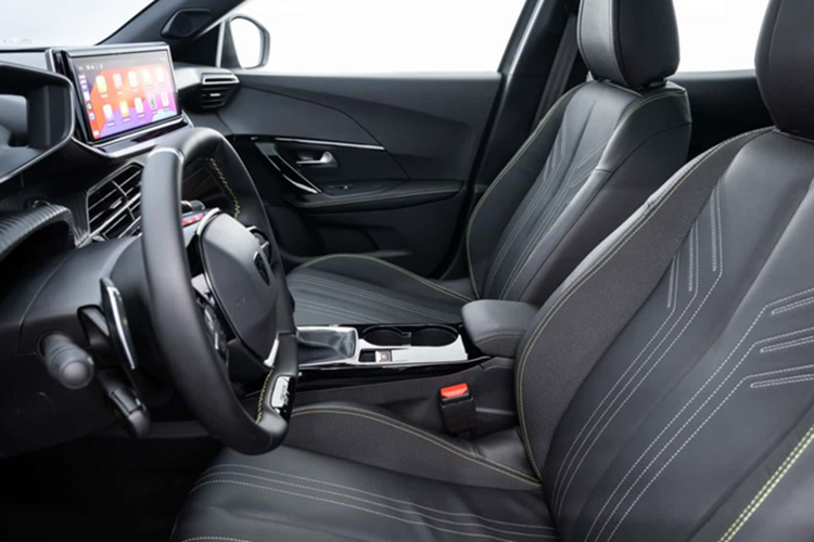 Xe cũng được bổ sung cửa gió điều hòa phía sau. Màn hình 10 inch sau vô-lăng được thay đổi giao diện đồ họa. Cần số xe có thể cũng được thay bằng loại điện tử.