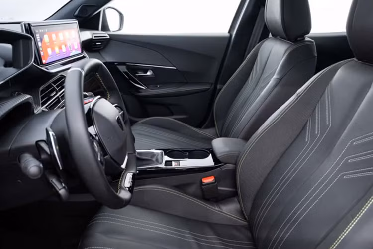 Xe cũng được bổ sung cửa gió điều hòa phía sau. Màn hình 10 inch sau vô-lăng được thay đổi giao diện đồ họa. Cần số xe có thể cũng được thay bằng loại điện tử.