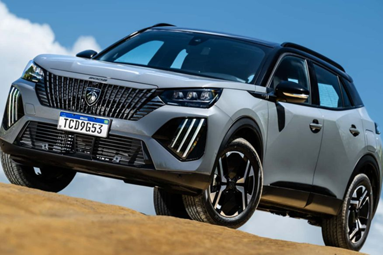 Vài ngày trước, trang facebook của Peugeot Việt Nam đã đăng tải hình ảnh "nhá hàng" trước mẫu xe Peugeot 2008 2025. Theo hình ảnh được chia sẻ, Peugeot 2008 2025 mới gây ấn tượng với cụm đèn định vị ban ngày dạng 3 móng vuốt sư tử, thay vì chỉ một như trên phiên bản cũ.