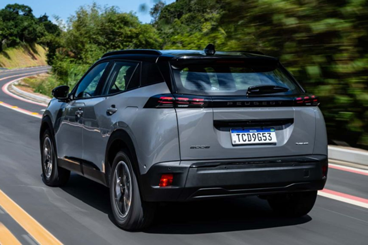 Về trang bị an toàn, mẫu xe SUV Peugeot 2008 2025 được bổ sung camera trước (kết hợp camera sau giả lập 360 độ). Xe vẫn giữ gói ADAS với các tính năng hỗ trợ phanh, giữ làn đường, nhận diện biển báo...