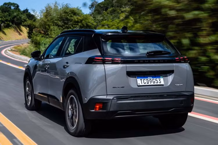 Về trang bị an toàn, mẫu xe SUV Peugeot 2008 2025 được bổ sung camera trước (kết hợp camera sau giả lập 360 độ). Xe vẫn giữ gói ADAS với các tính năng hỗ trợ phanh, giữ làn đường, nhận diện biển báo...