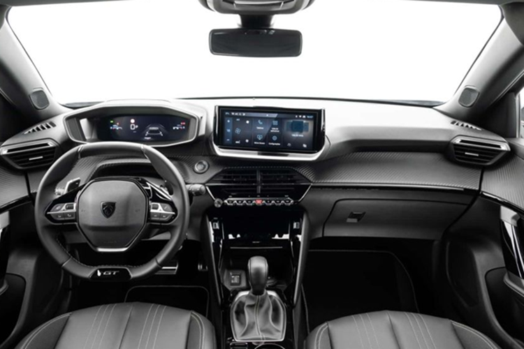 Mặt ca lăng có kích thước lớn hơn và gắn logo mới của thương hiệu. Ở phía sau, đèn hậu LED cũng được thiết kế lại. Vì là bản nâng cấp giữa vòng đời nên nội thất của xe cũng không có nhiều thay đổi so với bản tiền nhiệm. Một số tư vấn bán hàng tiết lộ, khoang cabin của Peugeot 2008 2025 sẽ được nâng cấp màn hình lớn 10 inch.