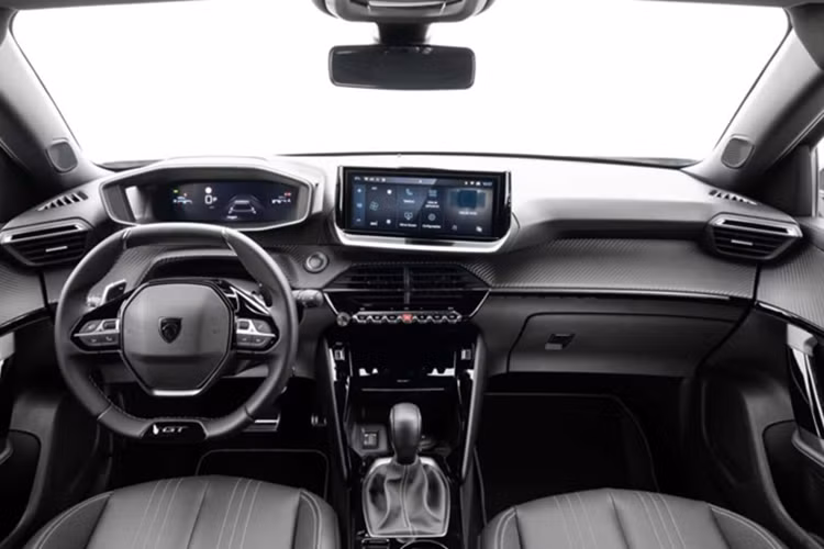 Mặt ca lăng có kích thước lớn hơn và gắn logo mới của thương hiệu. Ở phía sau, đèn hậu LED cũng được thiết kế lại. Vì là bản nâng cấp giữa vòng đời nên nội thất của xe cũng không có nhiều thay đổi so với bản tiền nhiệm. Một số tư vấn bán hàng tiết lộ, khoang cabin của Peugeot 2008 2025 sẽ được nâng cấp màn hình lớn 10 inch.