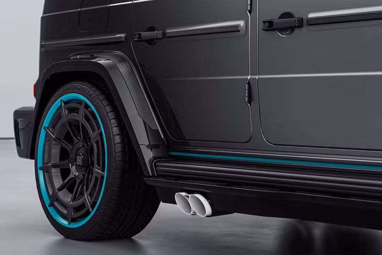 Đi kèm là bộ mâm đa chấu kích thước 23 inch với các chi tiết khí động học bằng sợi carbon. Nhiều chi tiết ngoại thất được sơn màu xanh Petronas.